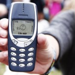 Nokia 3310 vs prensa hidráulica: ¿Podrán derribar la mítica resistencia del celular?