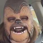 Para morir de la risa: La increíble reacción de una mujer con su máscara de Chewbacca