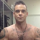 Robbie Williams sorprende a sus fans completamente desnudo y se viraliza en las redes