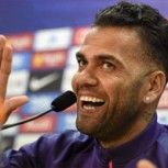 Seleccionado brasileño Dani Alves destapa una cerveza de chilena: Increíble video