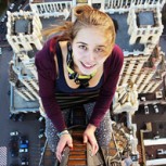 Conoce a la fotógrafa de selfies que arriesga su vida en cada toma