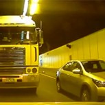¿Quién tiene la culpa del choque, el auto o el camión? El nuevo debate que divide a Internet