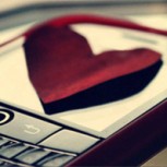 Furor en las redes: Le roba el celular y luego le declara su amor