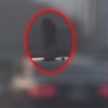 Esto es de los más extraño que verás hoy día: Twerking desenfrenado arriba de un auto en movimiento