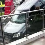 Conductora protagoniza extraño accidente: Confunde entrada de peatones con estacionamientos