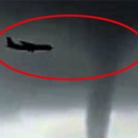 Video muestra momento exacto en que avión vuela a través de 3 tornados: Pánico en el cielo