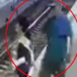 Escalofriante ataque: Hombre empujó a una mujer a las vías del tren