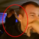 Taxista expulsa a pareja que intentó tener sexo en su auto y lo graba todo en video