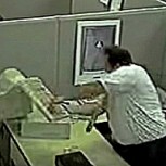 La historia del tipo furioso que destroza su computador: Uno de los primeros virales y ¿Es falso?