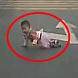 Registran momento exacto en que solitario bebé cruza una carretera gateando: Impacto por este video