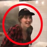Mujer es despedida por escupir en comida de cliente: Todo quedó registrado en video