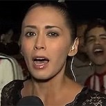 Enardecidos hinchas se propasan en cámara con una periodista y ella se defiende a golpes