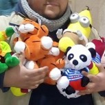 Chileno muestra en video su especial técnica para ganar siempre en máquinas de peluches