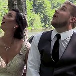 Pareja de recién casados se salva de milagro ante la caída de un árbol: Video del momento