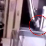Niño de tres años falleció al caer de escalera mecánica a una altura de cuatro pisos en centro comercial