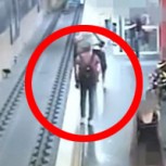 Un hombre arroja a un desconocido al metro tras pelear con su novia