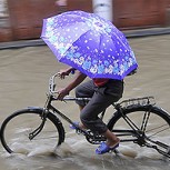 Ciclista muere intentando salvar su bicicleta en fuerte inundación en Brasil