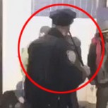Policía se enfrenta a golpes con 5 ebrios que acosaban a una mujer en el metro: Uno cayó a las vías