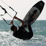 El impresionante choque a toda velocidad de un kitesurfista con un tiburón: Imperdible video