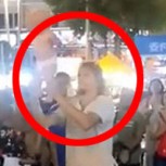 Padres usan a su bebé en irresponsable acto callejero: Máxima indignación por video