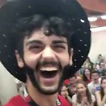 Profesor de inglés deja atónitos a sus alumnos con una increíble confesión sobre su origen