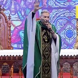 Mujer empuja y provoca brutal caída a conocido sacerdote en misa en Brasil: Ataque quedó registrado en video