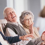 Abuelos felicitan a su nieta a través de audios de Whatsapp sin saber utilizarlo: Lo más gracioso que escucharás hoy