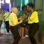 Un tierno y espontáneo espectáculo entre una cantante y un abuelito sorprendió a todos en la Gran Vía española