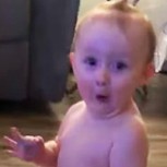 Bebé sorprende al lograr increíble desafío: Su reacción conquistó a todos