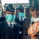 “Africanos del ataúd” aplauden a médicos del mundo con especial mensaje: “Quédense en casa o bailen con nosotros”