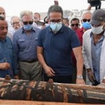 Arqueólogos abren públicamente sarcófago de momia egipcia de más de 2.500 años: Emocionante momento