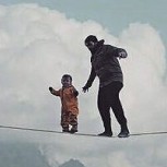 Ingenioso papá se hace viral con creativas fotos “cuidando” a su hija mientras la mamá no está