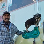 Esta es la tierna historia tras el video viral de un hombre y su perrita en un juego mecánico