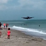 Video: Impactante aterrizaje de emergencia se pudo ver en una playa de EE.UU. con decenas de veraneantes