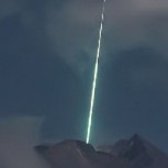Registran momento exacto en que meteorito impacta con volcán más activo de Indonesia