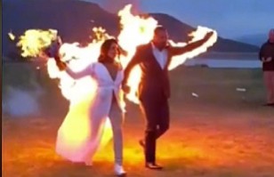Novios “celebraron” su boda prendiéndose fuego: Video del increíble momento se hizo viral