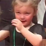 Emoción de una niña al ver a sus padres en acto de fin de año removió las redes