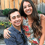 Pareja conmueve a Internet con esperanzador abrazo de pie luego de años: Una historia de superación 