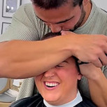 Peluquero conmovió a las redes con video que mostró emotivo gesto con clienta y amiga