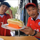 “Comida chilena si poh”: Japoneses reaccionaron a los sabores criollos en Londres
