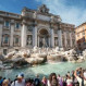 Insólito: Mujer se trepó en la Fontana di Trevi para rellenar su botella
