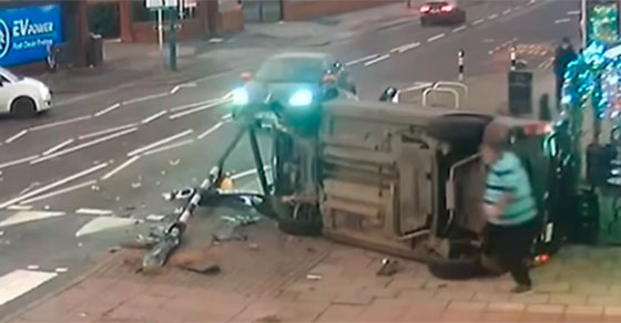 Madre y su hijo se salvan milagrosamente de accidente: Impactante video ...