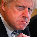 Video: Boris Johnson fue mordido por una avestruz mientras tenía a su hijo en brazos