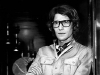 Yves Saint Laurent: Sus clásicos lentes de cristales amplios y marcos negros.