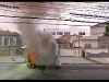 Foto: Google -  Una camioneta ardiendo en llamas.
