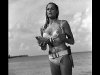Muchos consideran que Ursula Andress y esta famosa imagen fueron los responsables de iniciar el mito de las chicas Bond en Dr. No. (Foto: Agencias)