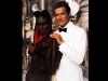 Roger Moore y una de las chicas Bond que lo acompañó en su carrera como 007: Grace Jones  (Foto: Agencias)