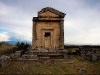 Foto: Internet - Hierápolis se ubica en la ciudad turca de Pamukkale. Acá, según la mitología romana, las almas de los muertos iban al inframundo. Los romanos llamaron a esta cueva \'las Puertas de Plutón\', el dios romano del inframundo, y debido al peligro que representaba, algunos incluso la denominaron \'las puertas del infierno\'. 
