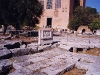 Foto: Internet - Lacus Curtius,  una gran losa circular de piedra que se encuentra en el centro del Foro Romano y que a muchos pasa desapercibida. Aquí situaban los antiguos una entrada al Infierno, un agujero en el que antiguamente, según la leyenda, se sacrificó a personas  para salvar a Roma.